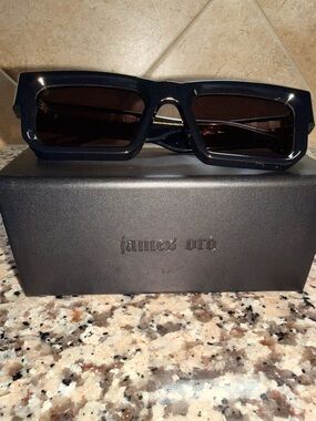 James Oro Black Titan